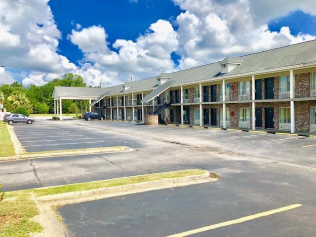 Days Inn By Wyndham Manning Exterior photo