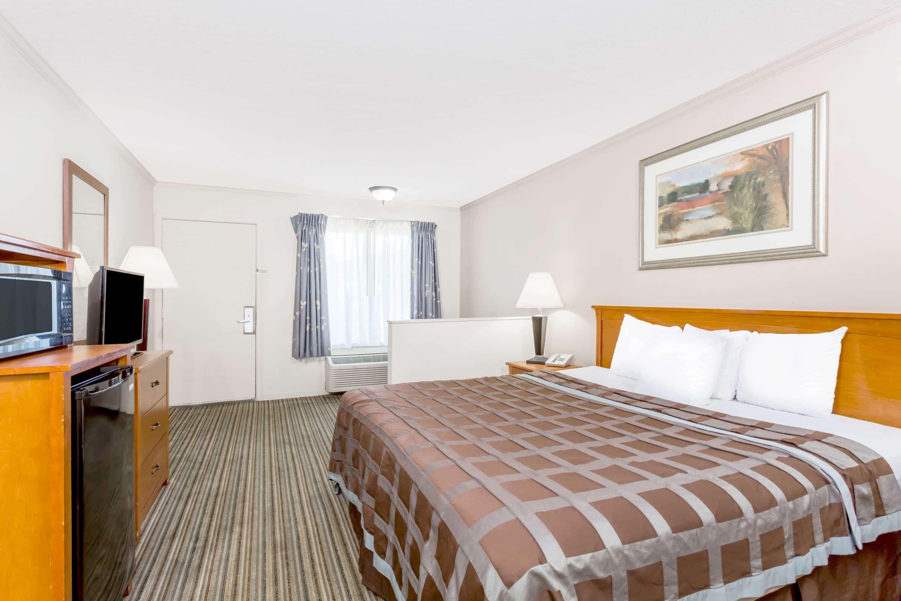 Days Inn By Wyndham Manning Exterior photo