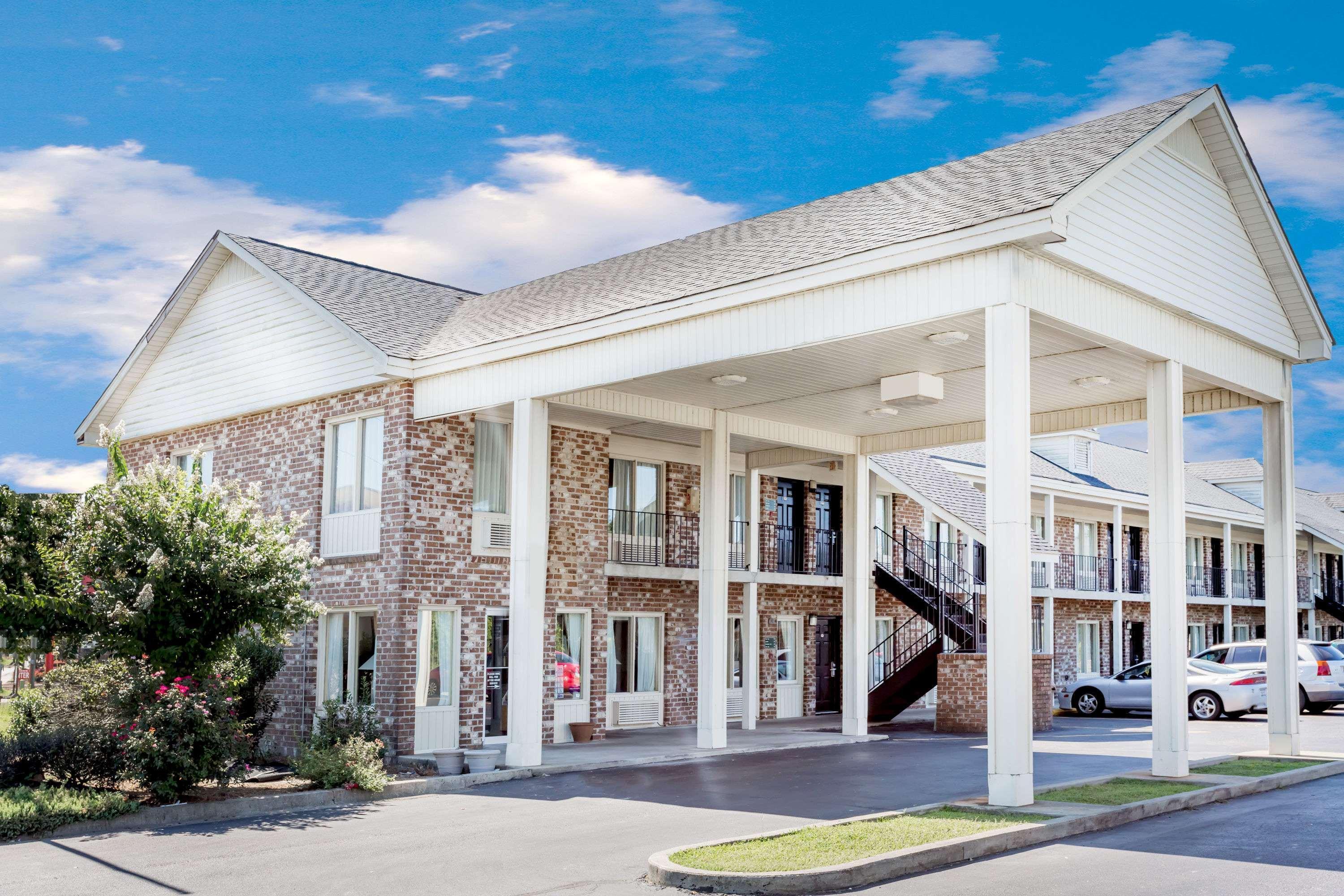 Days Inn By Wyndham Manning Exterior photo
