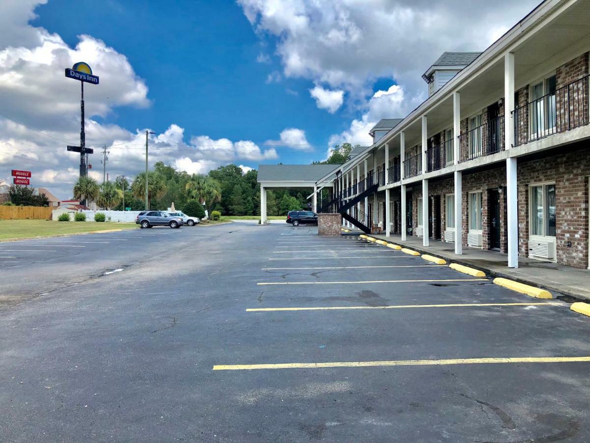 Days Inn By Wyndham Manning Exterior photo